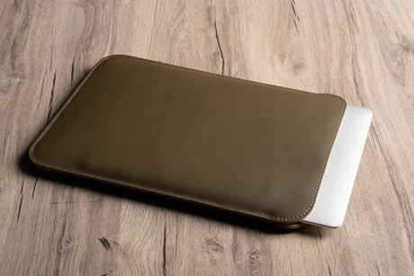 Matte Green MacBook Sleeve (Vertical) – Handmade Leather Slim Laptop Case for 13–17”